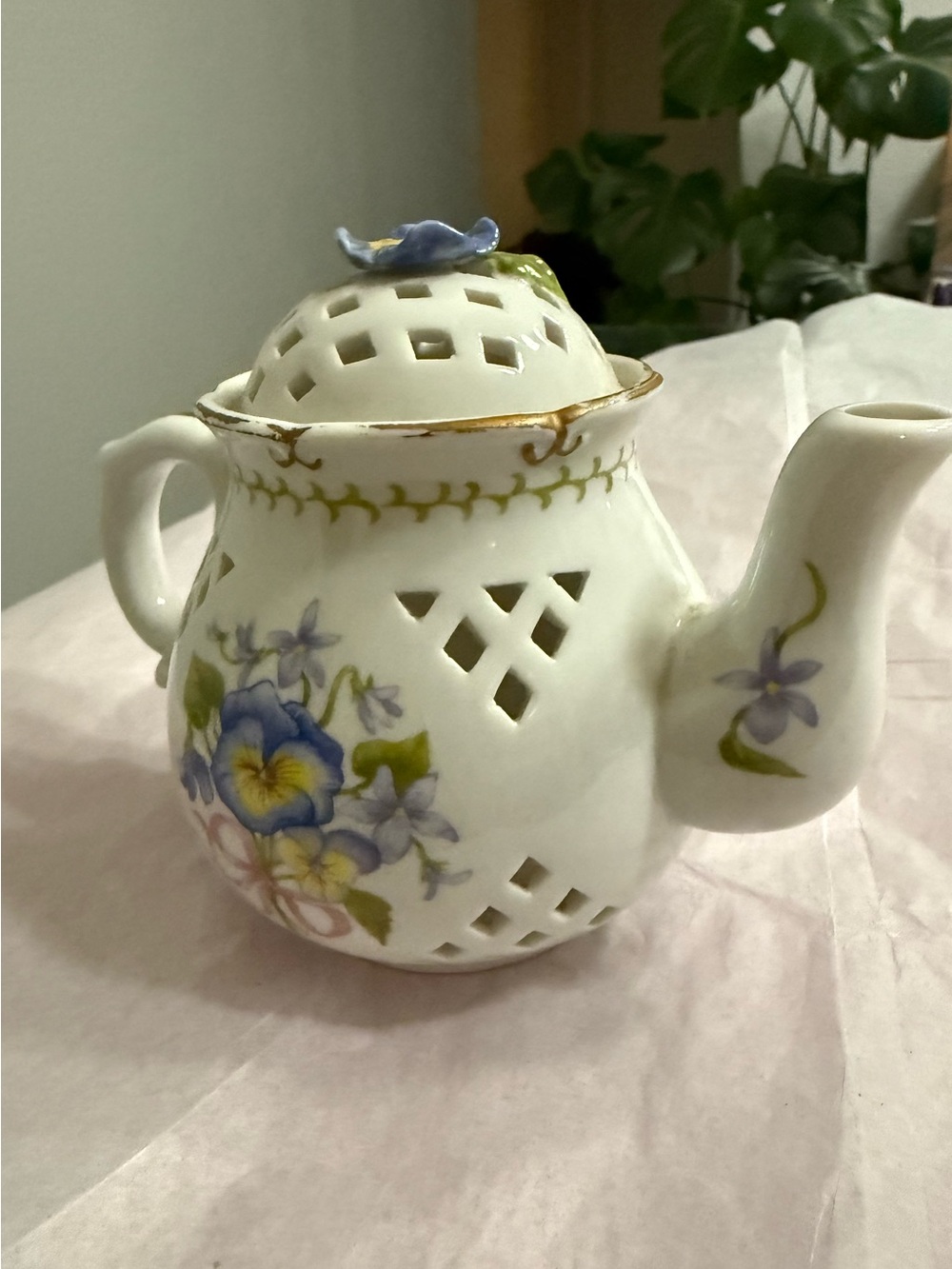 Avon Luminous Treasures lattice ceramic teapot candle holder.